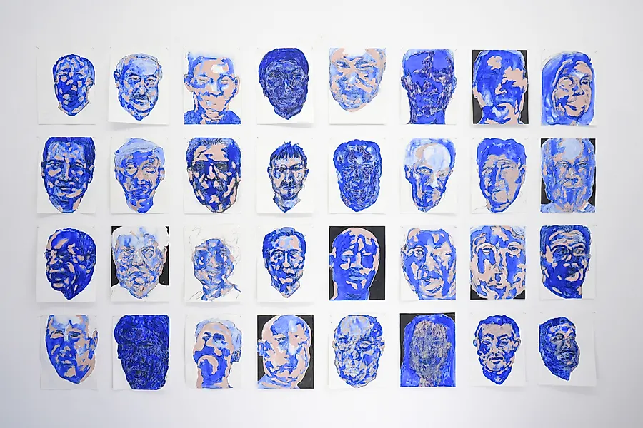 Lau Man Pan, People of Different Races Look Alike in Blue, 2020-2022, Ölstift und Wasserfarbe auf Papier, je 40x30 cm, AiR in der Altstadtgalerie, Mai und Juni 2025