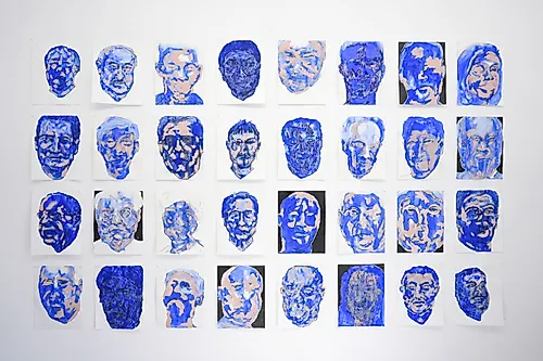 Lau Man Pan, People of Different Races Look Alike in Blue, 2020-2022, Ölstift und Wasserfarbe auf Papier, je 40x30 cm, AiR in der Altstadtgalerie, Mai und Juni 2025